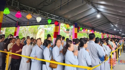 Hàng nghìn người về chùa Thanh Tâm từ sáng sớm chiêm bái Xá Lợi Phật 